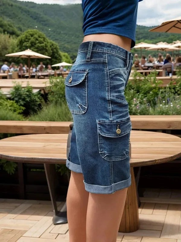 Women's Mid-Rise Cargo Bermuda Shorts, Relaxed Fit Knee-Length Jean Shorts With Large Utility Pockets And A Frayed Hem, Light-Wash Denim For A Y2K Streetwear Look.