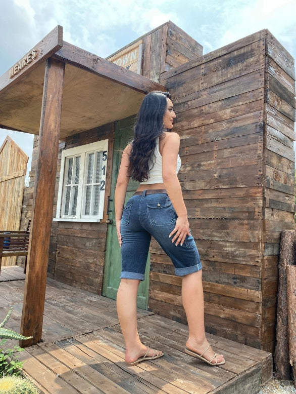 Women's Mid-Rise Cargo Bermuda Shorts, Relaxed Fit Knee-Length Jean Shorts With Large Utility Pockets And A Frayed Hem, Light-Wash Denim For A Y2K Streetwear Look.
