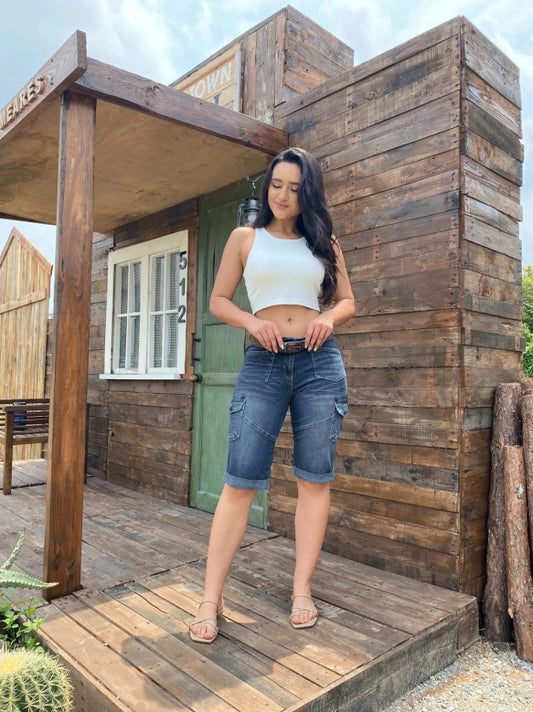 Women's Mid-Rise Cargo Bermuda Shorts, Relaxed Fit Knee-Length Jean Shorts With Large Utility Pockets And A Frayed Hem, Light-Wash Denim For A Y2K Streetwear Look.